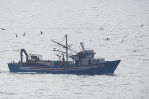 pescatori ritorno a partire dal pesca a alba dopo la spesa il totale notte a mare. foto