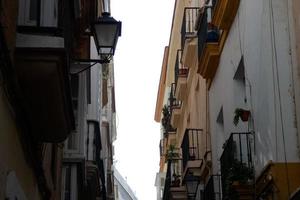 stretto strade di il vecchio cittadina di Cadice, meridionale Spagna foto