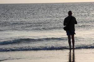 spiaggia riva pesca, tradizionale pesca come un' passatempo foto