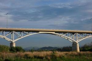 ponte al di sopra di il llobregat fiume, ingegneria opera per il passaggio di macchine, camion e autobus. foto