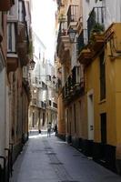 stretto strade di il vecchio cittadina di Cadice, meridionale Spagna foto