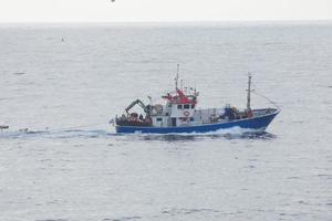 pesca nave ritorno a partire dal pesca nel il mediterraneo mare. foto