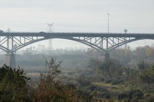 moderno ponte spanning un' fiume, un ingegneria feat foto