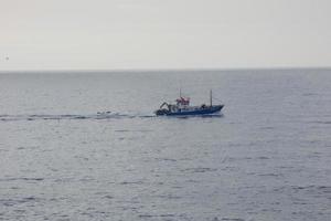 pesca nave ritorno a partire dal pesca nel il mediterraneo mare. foto