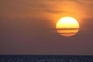 sole il sole, a tramonto a il fine di il giorno, essenziale per il vita di il pianeta foto