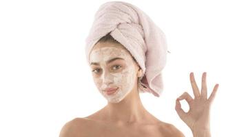 bellezza procedure pelle cura concetto. giovane donna l'applicazione facciale fango argilla maschera per sua viso foto