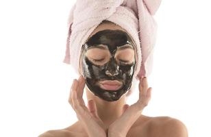 bellissimo ragazza con nero facciale cosmetico maschera. bellezza concetto. isolato foto