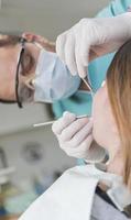 dentista curare del paziente denti Riempimento cavità. dentista Lavorando con professionale attrezzatura nel clinica. foto