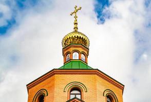 chiesa cristiana croce nell'alta torre del campanile per la preghiera foto