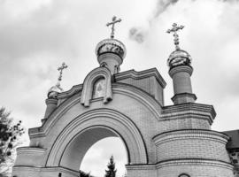 chiesa cristiana croce nell'alta torre del campanile per la preghiera foto