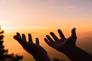 silhouette di donna mano preghiere spiritualità e religione, femmina culto per Dio. cristianesimo religione concetto. religioso persone siamo umile per Dio. cristiani avere speranza fede e fede nel Dio. foto