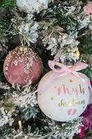 mio primo Natale palla ornamento si blocca a partire dal ramo di Natale albero. nuovo vita Natale e nuovo anno concetti. foto