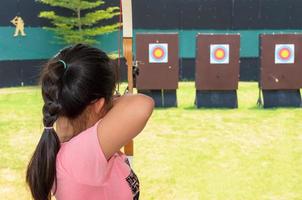 giovane ragazza Tenere il arco foto