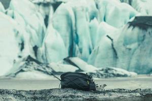 vicino su nero Borsa su nevoso terra concetto foto