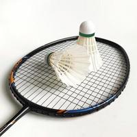 badminton racchette e Due interno piuma volani isolato su bianca foto