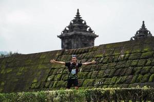 Yogyakarta, Indonesia - novembre 20, 2022 il magro tempio correre contingente passato il panoramico itinerario di il barong tempio, essi ha preso parte nel un' pista in esecuzione concorso. foto