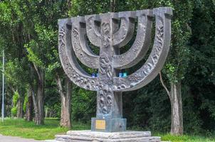 babi anno menorah monumento nel kiev foto