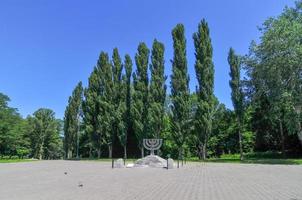 babi anno menorah monumento nel kiev foto