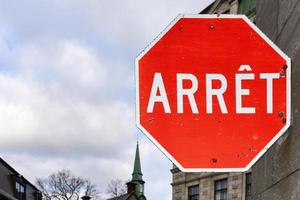 fermare cartello nel francese - quebec città, Canada foto