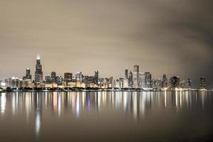 skyline di Chicago di notte foto