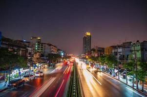 Bangkok, Tailandia- 8 dec 2019.movimento sfocatura di traffico su il strada con edificio a bangkok città Tailandia. foto