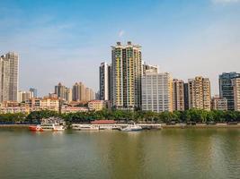 paesaggio urbano di Guangzhou città con perla river.guangzhou anche conosciuto come cantone e precedentemente romanizzato come kwangchow o kwong rancio, è il capitale e maggior parte popoloso città di il Provincia di guangdong foto