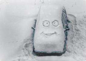 neve coperto auto nel inverno foto
