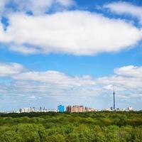 verde alberi e città edifici su orizzonte foto