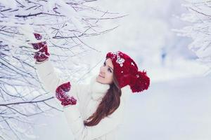 donna nel un' inverno nevoso foresta foto