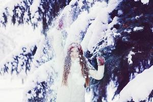 donna giocando con neve foto