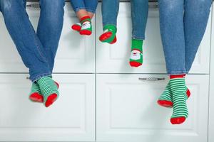 il concetto di un' contento famiglia vestito nel Natale calze autoreggenti nel il cucina foto