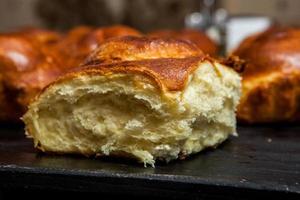 fresco pane a partire dal il forno. tradizionale formaggio torta a partire dal Romania chiamato saralie. fatti in casa pane fatto a partire dal bianca Grano Farina. foto