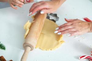 famiglia cucinando fatti in casa torte. mamme e bambini mani Tenere biscotto tagliatori. famiglia cucinando piatto posizione. dolce casa. felicità concetto. foto