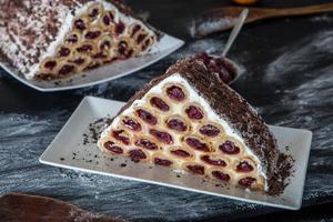 un' tradizionale moldavo dolce o torta consistente di Pancakes con ciliegia, latte creme e cioccolato creme anche chiamato cosma lui guguta. foto