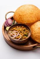 buco bhature è un' nord indiano cibo piatto. un' combinazione di chana masala e bhatura o puri foto