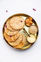 til Gul roti per makar sankranti. dolce chapati, poli fatto utilizzando sesamo semi, jaggery foto