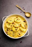 pane rasmalai è il ottimizzato versione di tradizionale ras malai utilizzando pane fette anziché di paneer foto