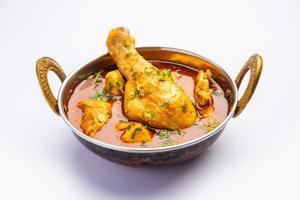 rosso pollo curry o murgh masala o korma con prominente gamba pezzo foto