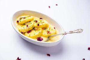 pane rasmalai è il ottimizzato versione di tradizionale ras malai utilizzando pane fette anziché di paneer foto