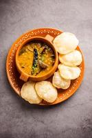 luchi cholar dal o fritte pane fatto di Farina servito lungo con curry chana o Bengala grammo foto