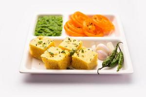 khaman dhokla con jalebi o imarti, popolare merenda combinazione a partire dal India foto