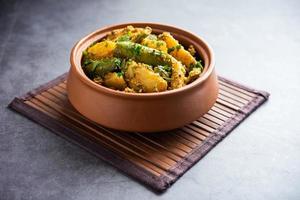 aloo pot o dalna ricetta è un' tradizionale sabzi a partire dal Bengala fatto con Patata e appuntito zucca foto