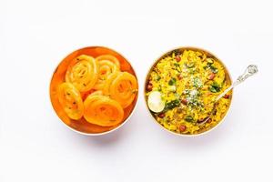 aloo poha con jalebi, merenda combinazione anche chiamato imarti e kande pohe foto