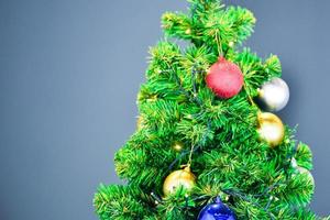 sfondo per Natale stagione. avvicinamento tiro di un' bellissimo decorato abete albero. foto