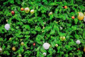 sfondo per Natale stagione. avvicinamento tiro di un' bellissimo decorato abete albero. foto