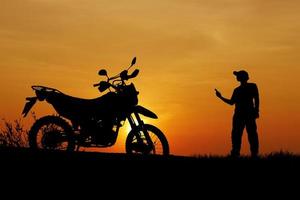 uomo in viaggio liberamente con un' motocross bicicletta. motociclo viaggio concetto foto