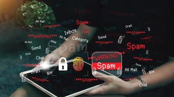 concetto di e-mail e computer virus. revisione il concetti di Internet sicurezza, spam e e-marketing su schermo. spam e-mail apparire avvertimenti. foto