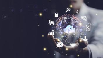 uomo d'affari Tenere un' Tenere un' nube attività commerciale con virtuale globale Internet connessione. digitale marketing e globale Internet connessione applicazione tecnologia, digitale collegamento tecnico, finanziario quotidiano vita. foto