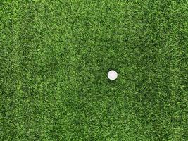 golf palla vicino su su verde erba su sfocato bellissimo paesaggio di golf sfondo.concetto internazionale sport quello fare affidamento su precisione abilità per Salute rilassamento. foto