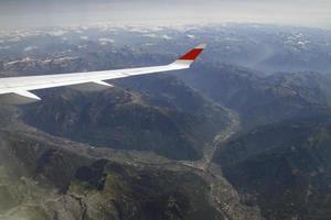 bellissimo aereo Visualizza al di sopra di il Alpi a partire dal un' aereo foto